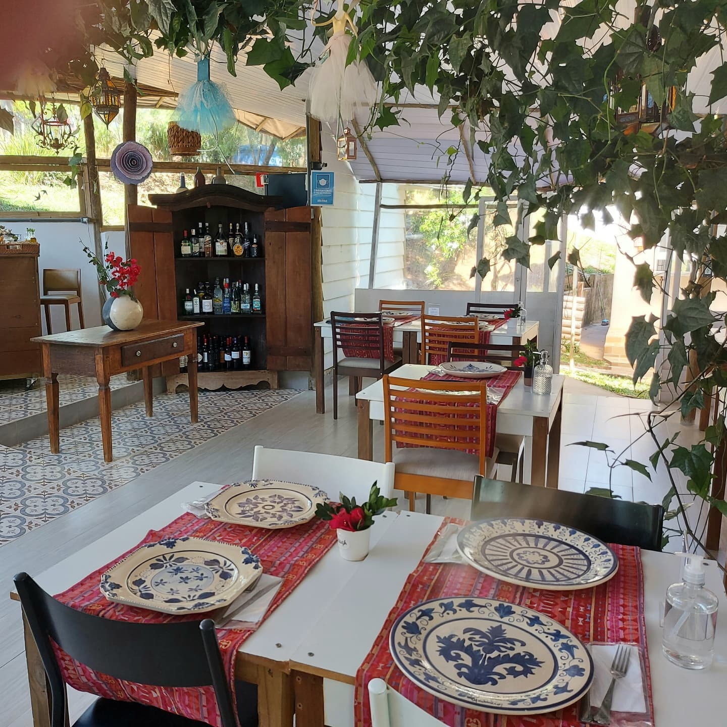 Salão Provençal com mesas postas e louças azuis